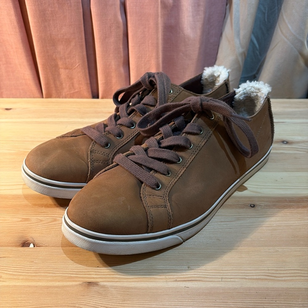 UGG Vanowen Nubuck Sneaker